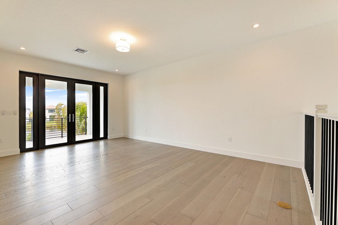 Activo con contrato: $10,500 (5 camas, 5 baños, 3687 Pies cuadrados)