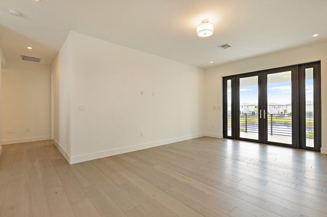 Activo con contrato: $10,500 (5 camas, 5 baños, 3687 Pies cuadrados)