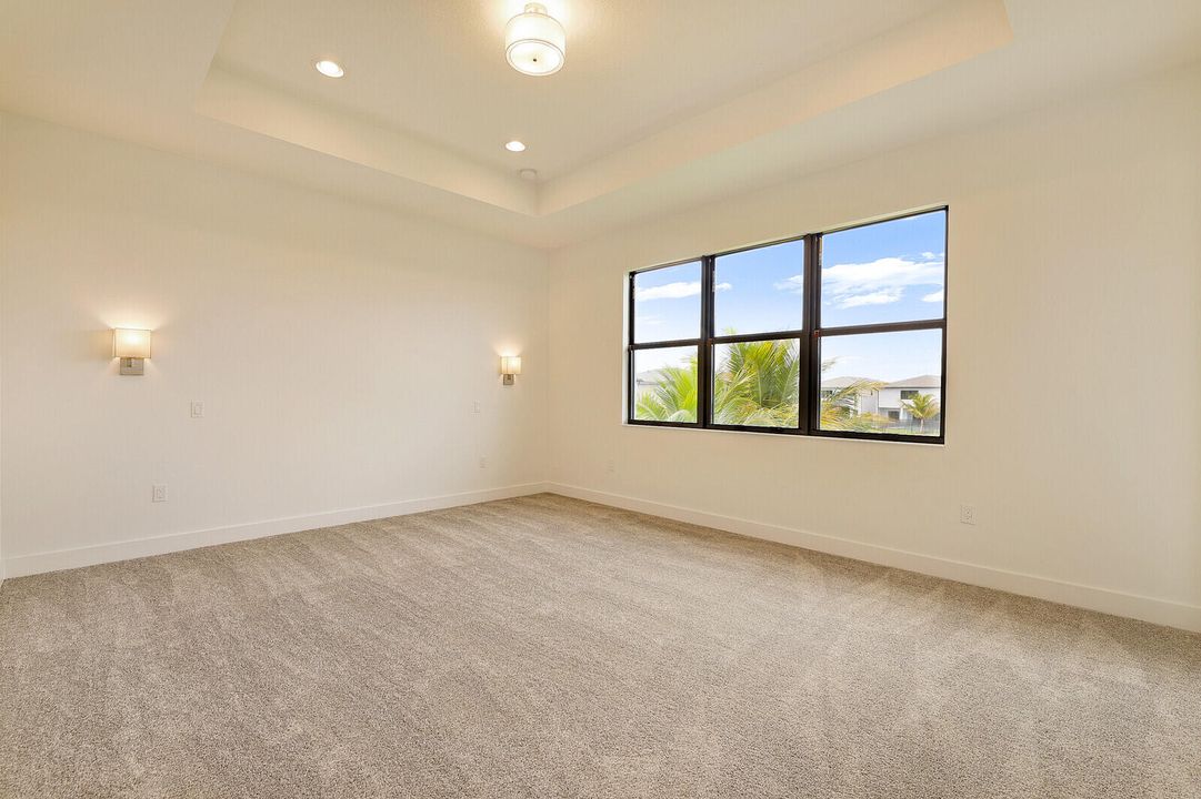 Activo con contrato: $10,500 (5 camas, 5 baños, 3687 Pies cuadrados)