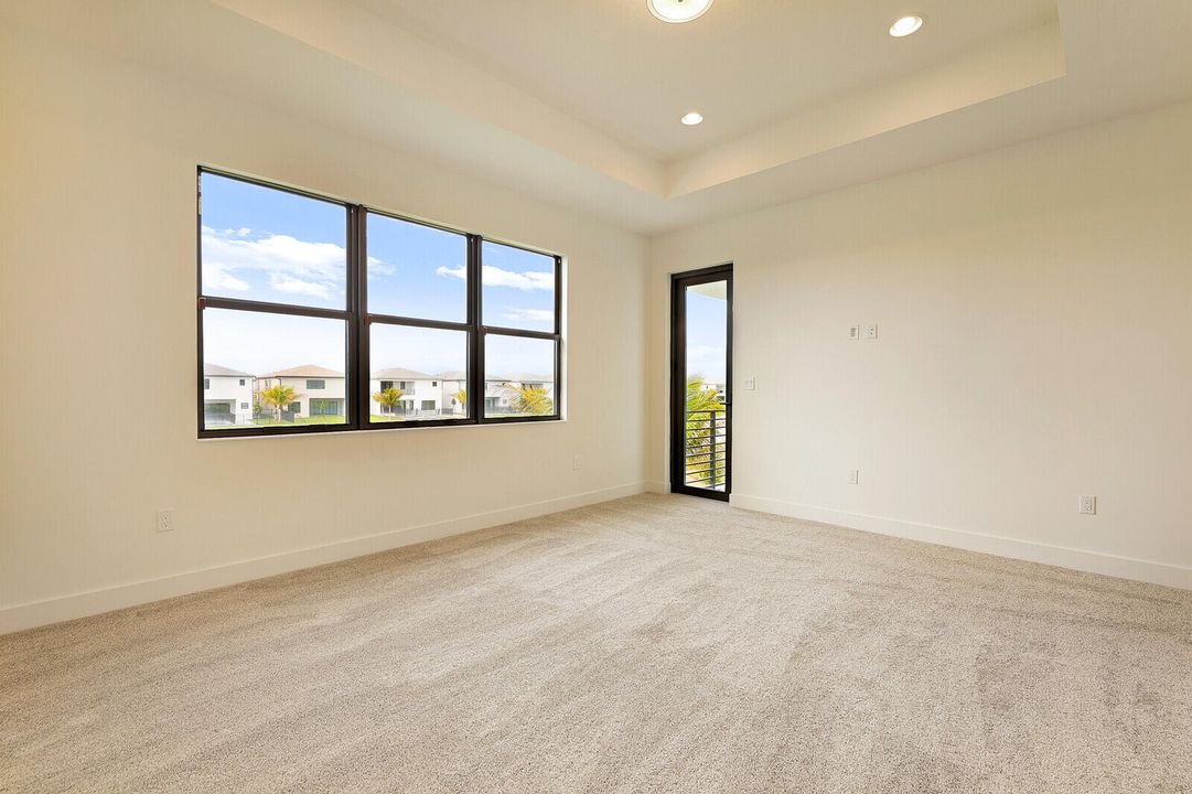 Activo con contrato: $10,500 (5 camas, 5 baños, 3687 Pies cuadrados)