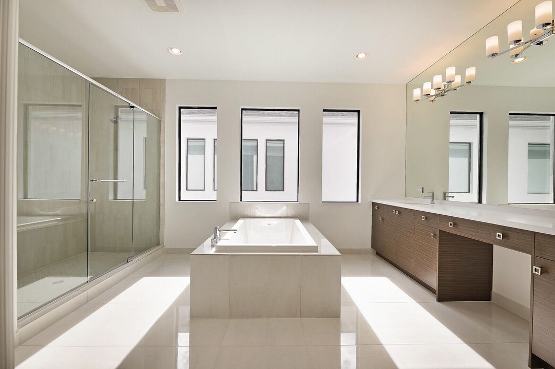 Activo con contrato: $10,500 (5 camas, 5 baños, 3687 Pies cuadrados)