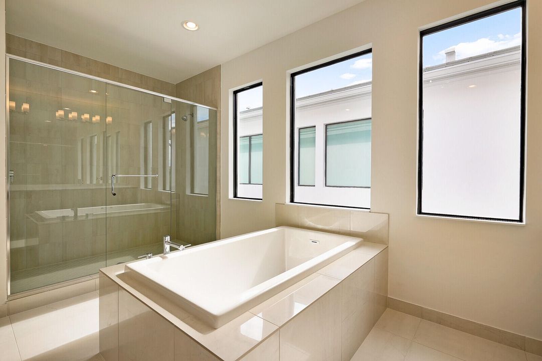 Activo con contrato: $10,500 (5 camas, 5 baños, 3687 Pies cuadrados)