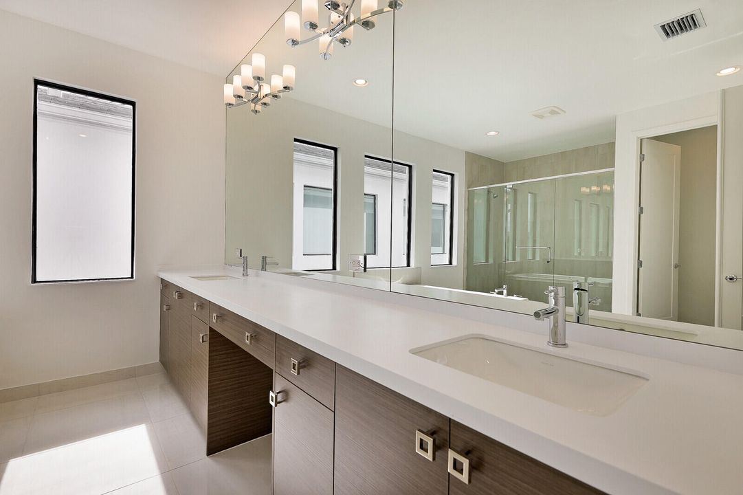 Activo con contrato: $10,500 (5 camas, 5 baños, 3687 Pies cuadrados)