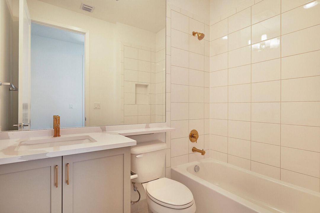 Activo con contrato: $10,500 (5 camas, 5 baños, 3687 Pies cuadrados)