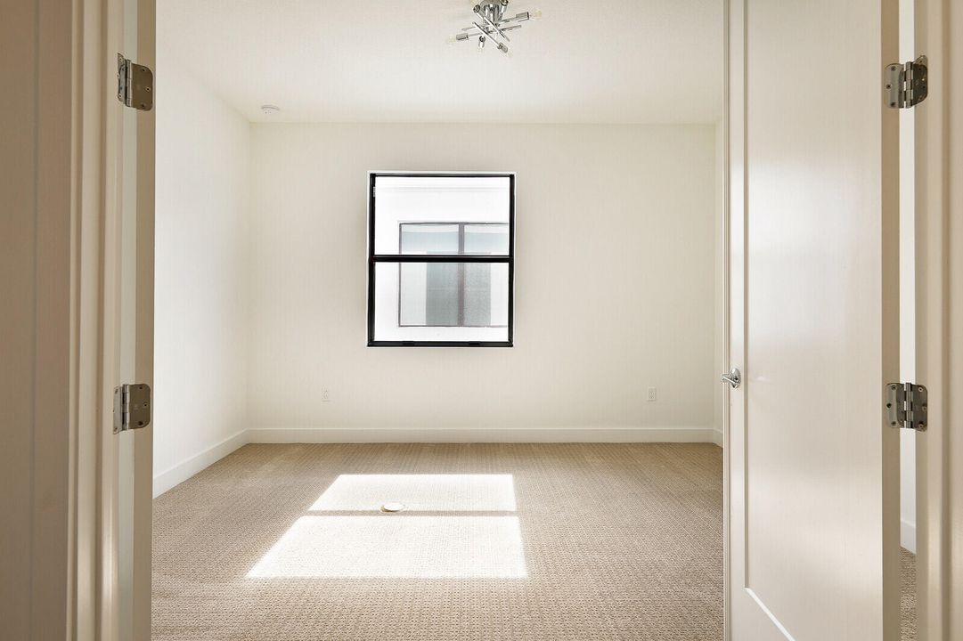 Activo con contrato: $10,500 (5 camas, 5 baños, 3687 Pies cuadrados)