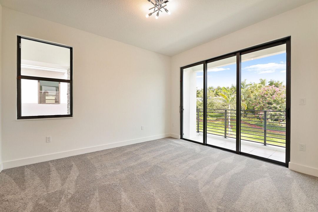 Activo con contrato: $10,500 (5 camas, 5 baños, 3687 Pies cuadrados)