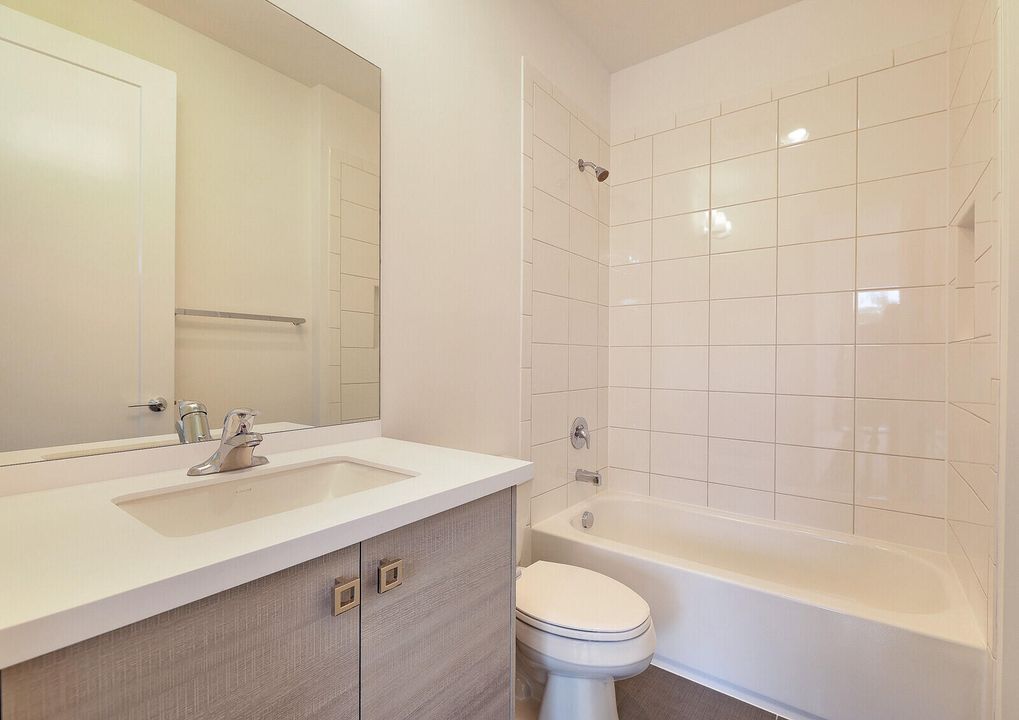 Activo con contrato: $10,500 (5 camas, 5 baños, 3687 Pies cuadrados)