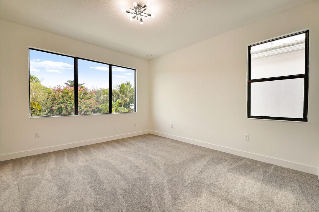 Activo con contrato: $10,500 (5 camas, 5 baños, 3687 Pies cuadrados)