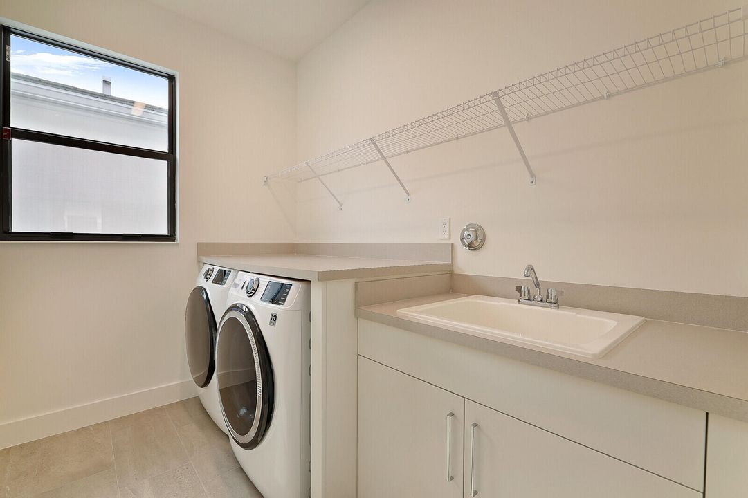 Activo con contrato: $10,500 (5 camas, 5 baños, 3687 Pies cuadrados)