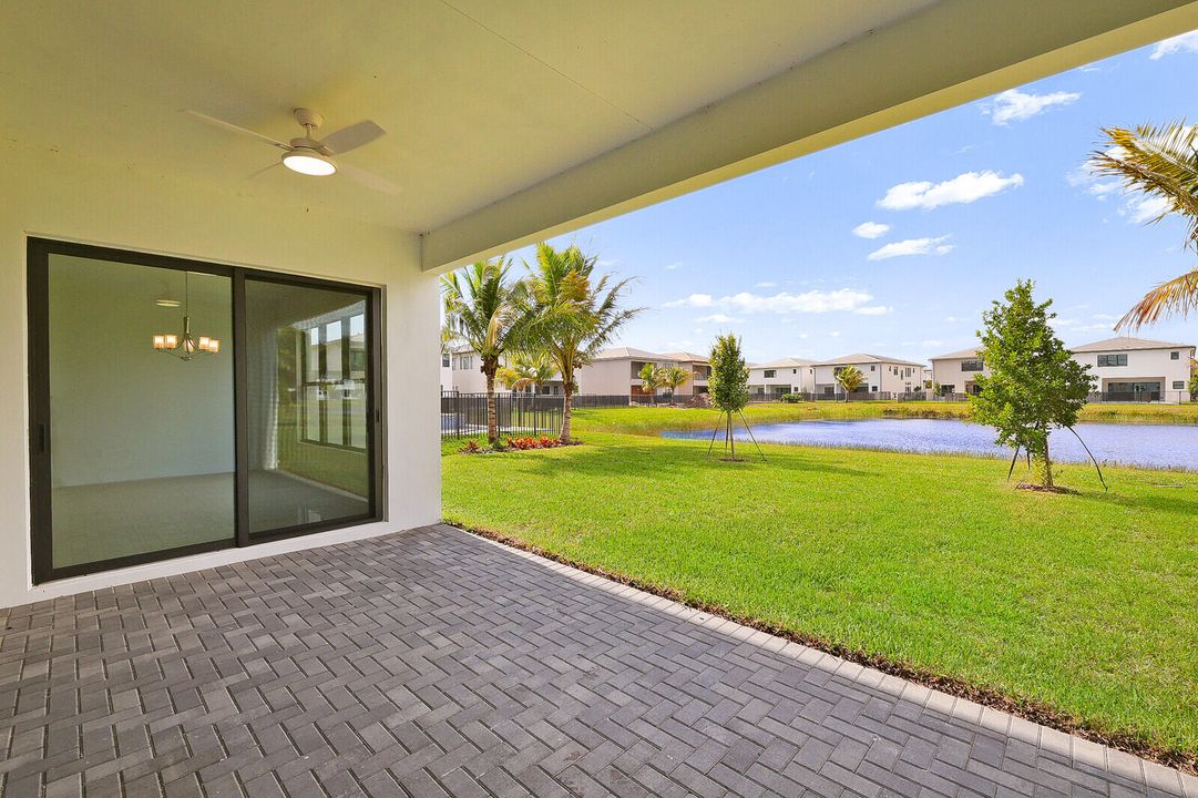 Activo con contrato: $10,500 (5 camas, 5 baños, 3687 Pies cuadrados)