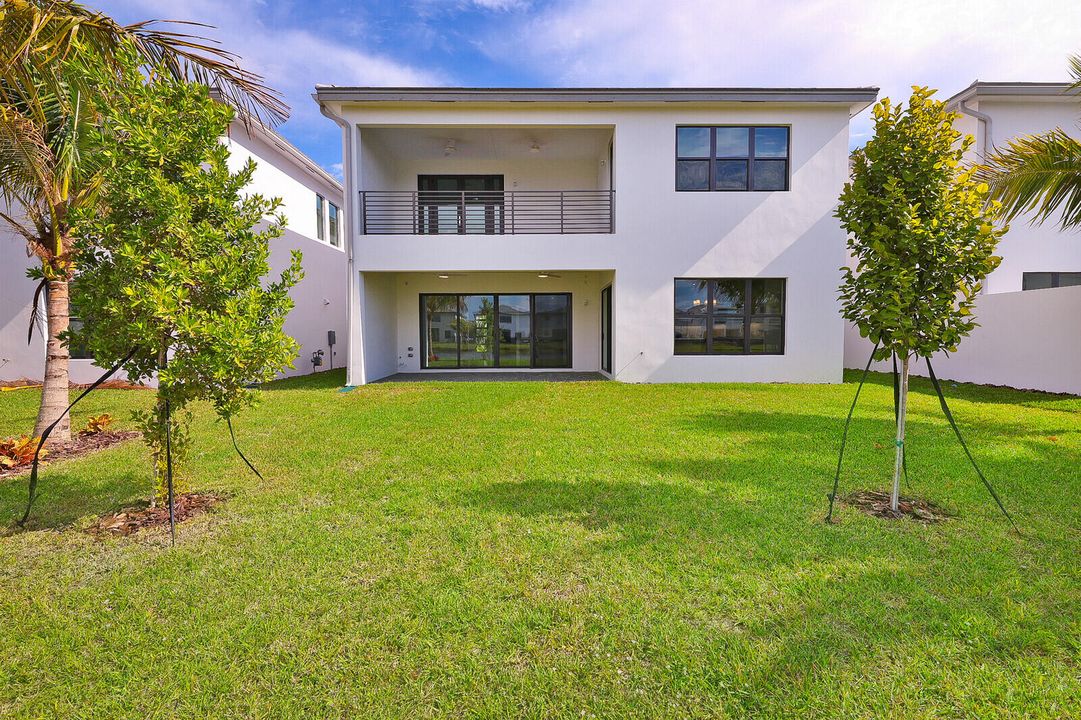 Activo con contrato: $10,500 (5 camas, 5 baños, 3687 Pies cuadrados)