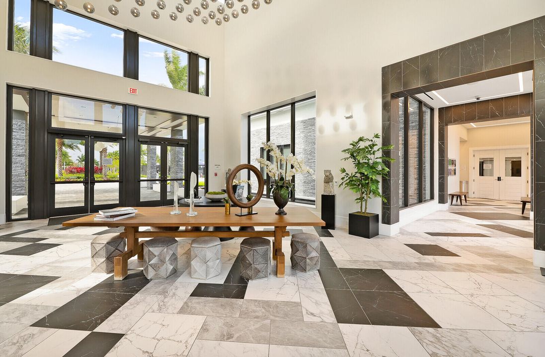 Activo con contrato: $10,500 (5 camas, 5 baños, 3687 Pies cuadrados)