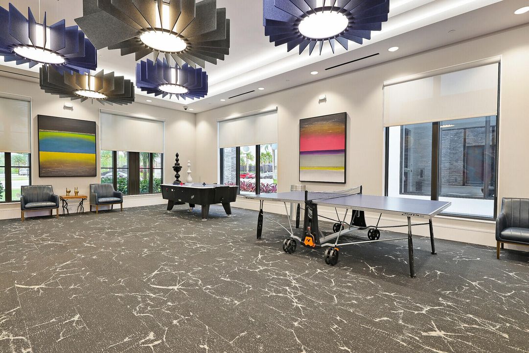 Activo con contrato: $10,500 (5 camas, 5 baños, 3687 Pies cuadrados)