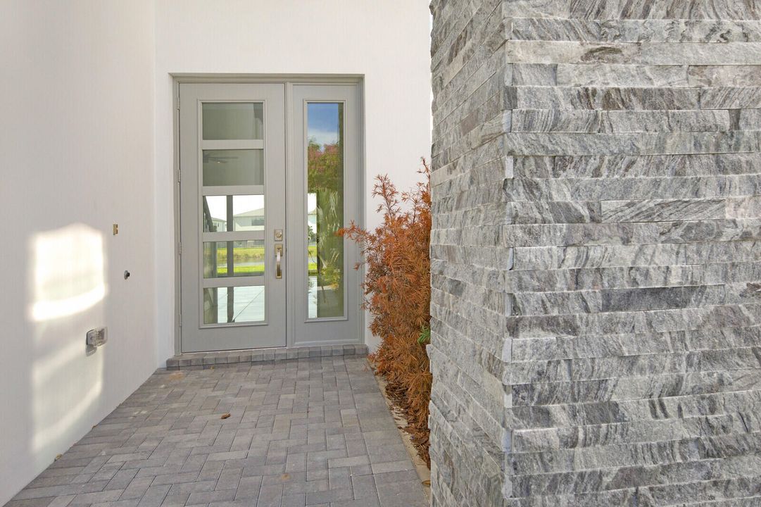 Activo con contrato: $10,500 (5 camas, 5 baños, 3687 Pies cuadrados)