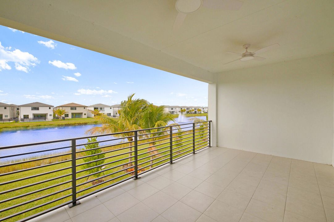 Activo con contrato: $10,500 (5 camas, 5 baños, 3687 Pies cuadrados)