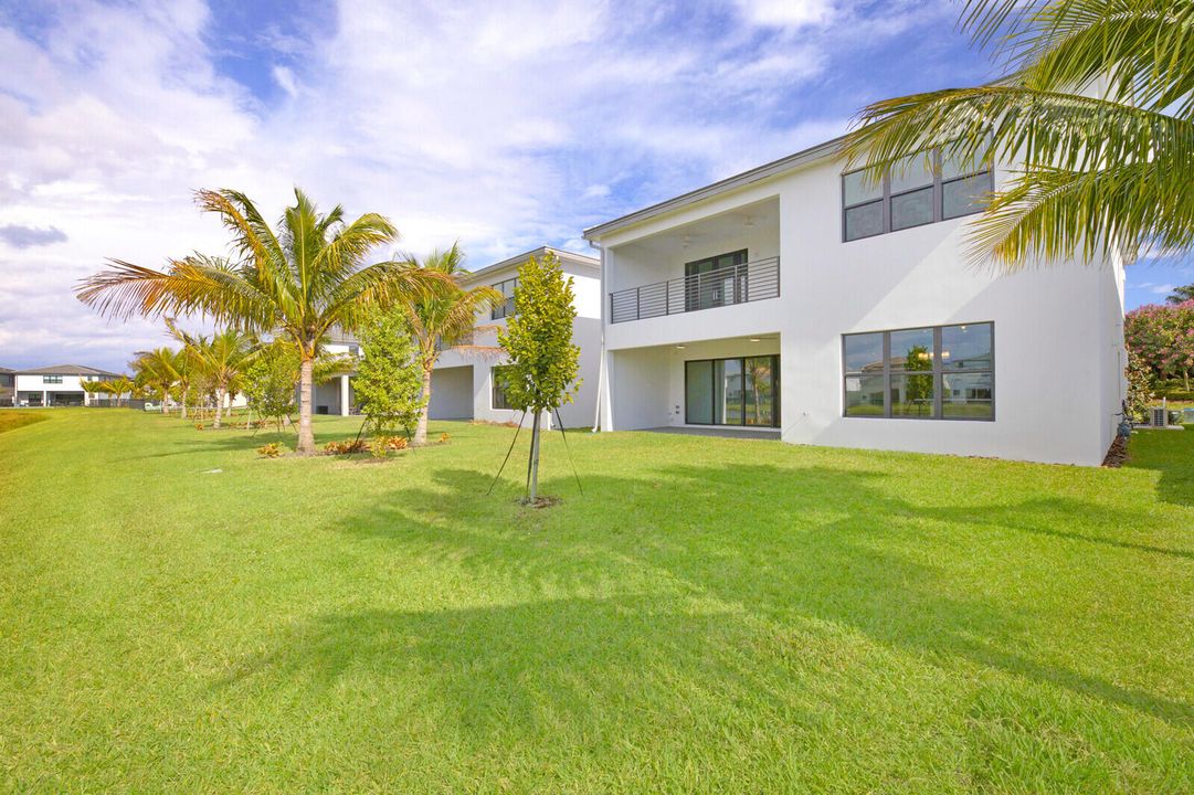 Activo con contrato: $10,500 (5 camas, 5 baños, 3687 Pies cuadrados)