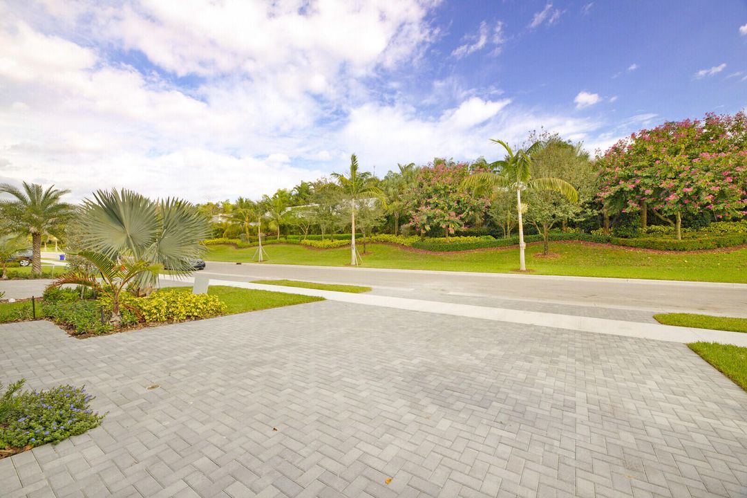 Activo con contrato: $10,500 (5 camas, 5 baños, 3687 Pies cuadrados)