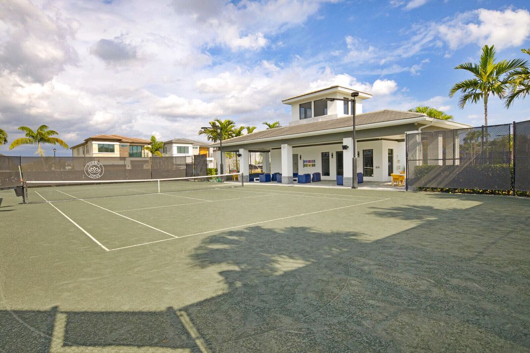 Activo con contrato: $10,500 (5 camas, 5 baños, 3687 Pies cuadrados)