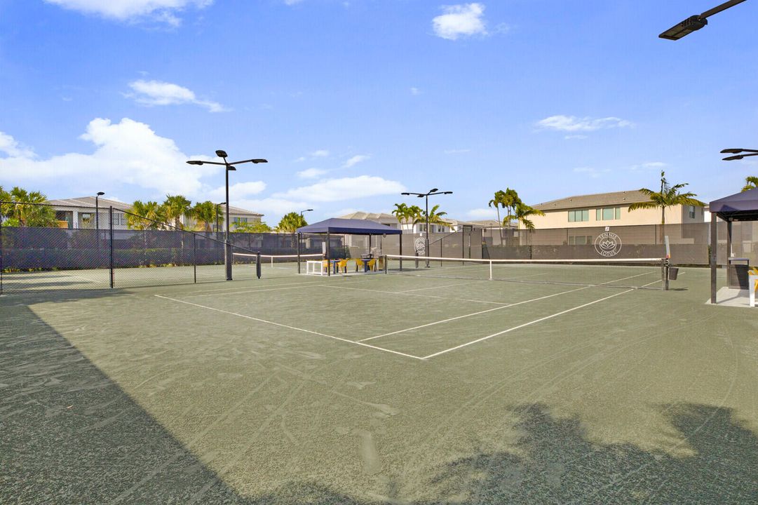 Activo con contrato: $10,500 (5 camas, 5 baños, 3687 Pies cuadrados)