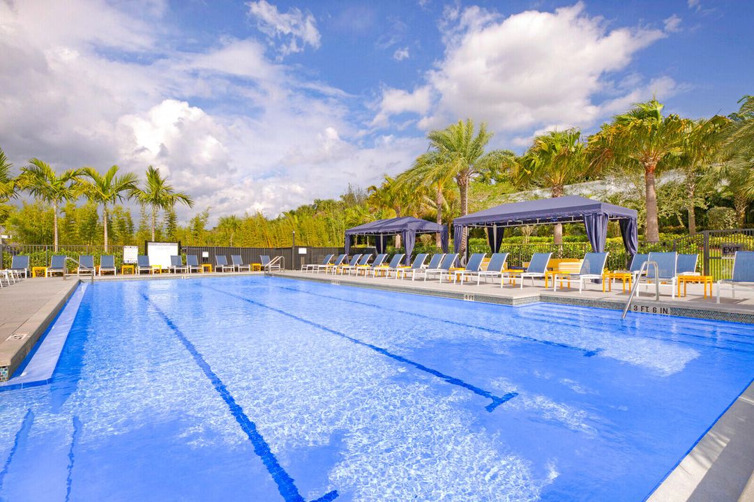 Activo con contrato: $10,500 (5 camas, 5 baños, 3687 Pies cuadrados)