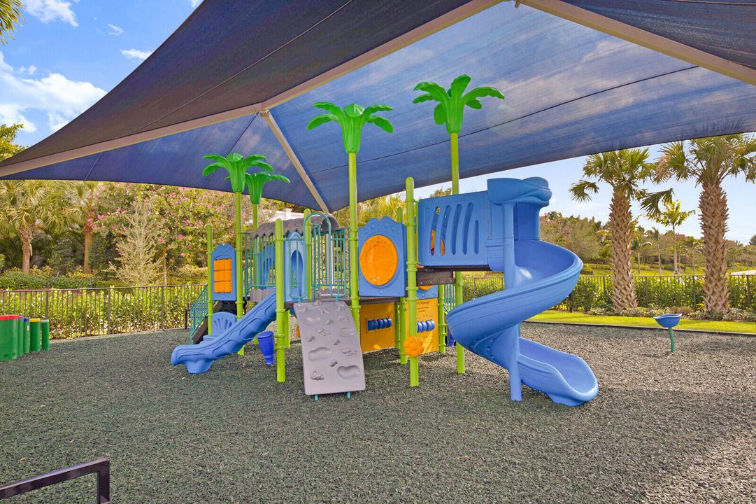 Activo con contrato: $10,500 (5 camas, 5 baños, 3687 Pies cuadrados)