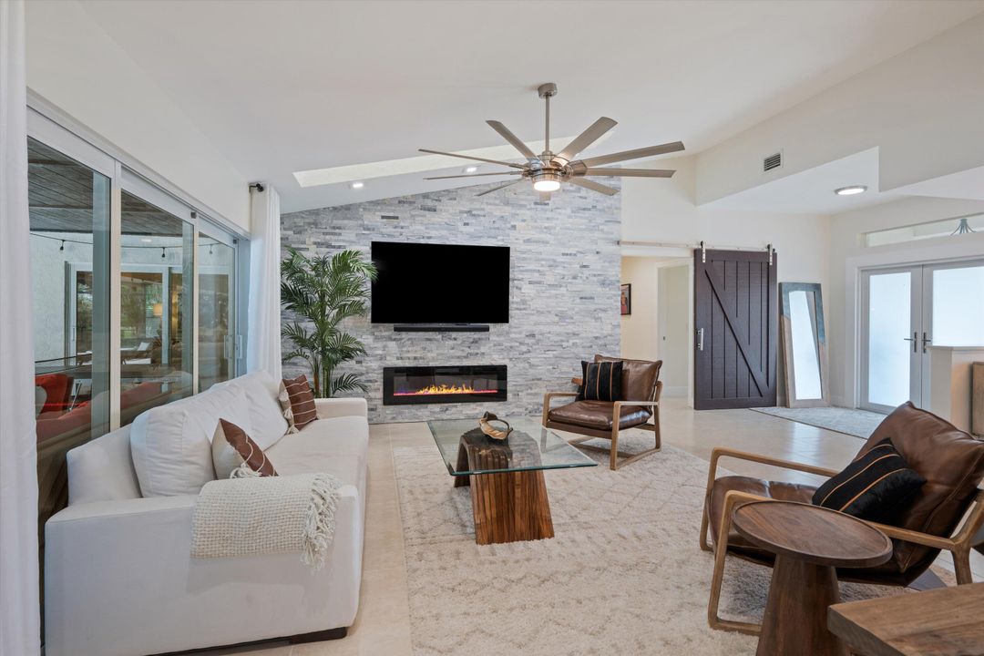 合同活跃: $1,100,000 (4 贝兹, 3 浴室, 2758 平方英尺)