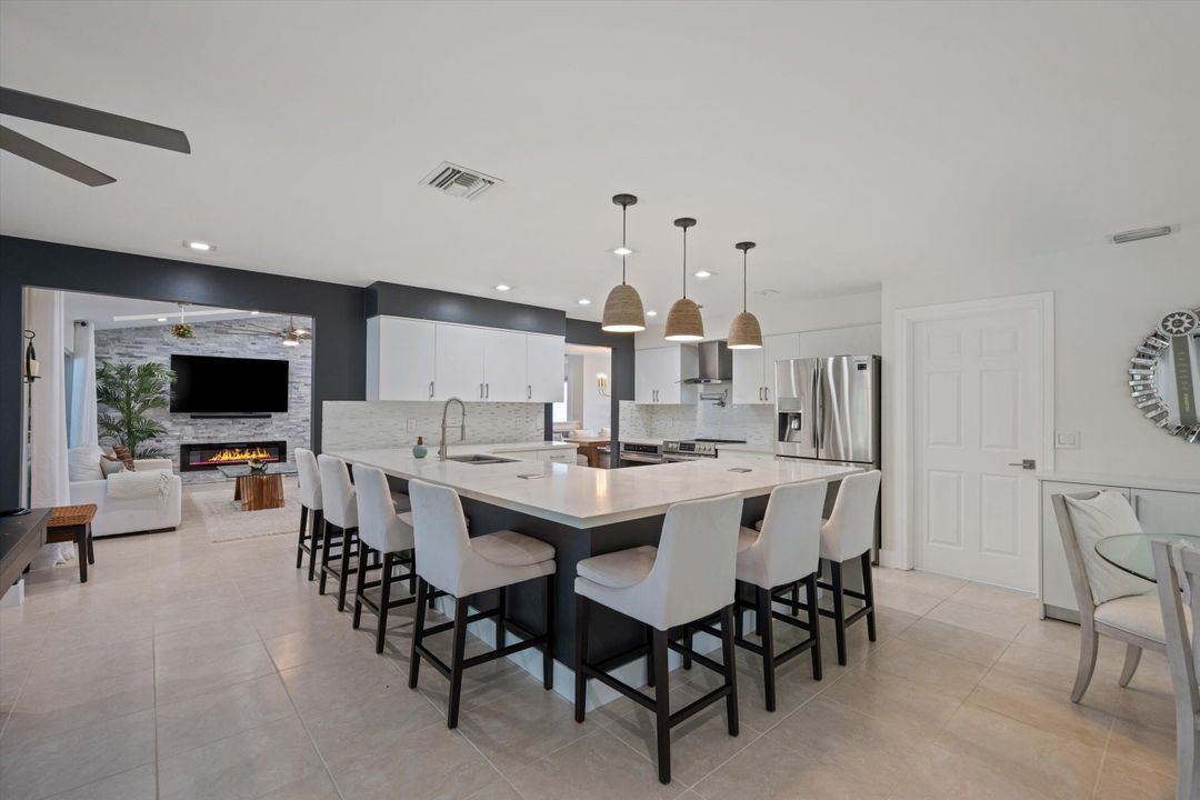 合同活跃: $1,100,000 (4 贝兹, 3 浴室, 2758 平方英尺)