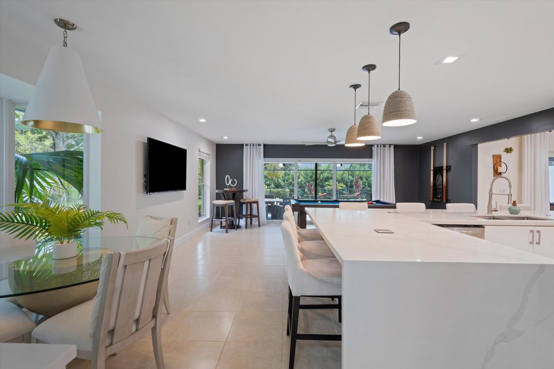 合同活跃: $1,100,000 (4 贝兹, 3 浴室, 2758 平方英尺)