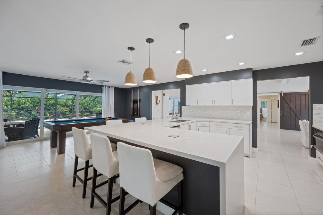 合同活跃: $1,100,000 (4 贝兹, 3 浴室, 2758 平方英尺)