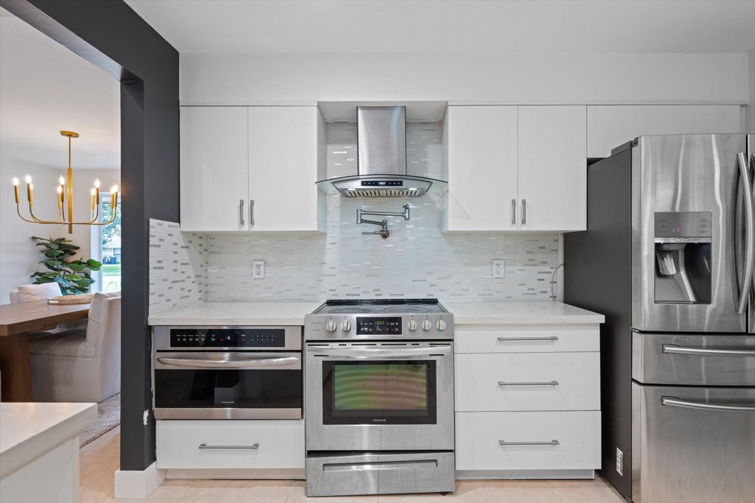 合同活跃: $1,100,000 (4 贝兹, 3 浴室, 2758 平方英尺)