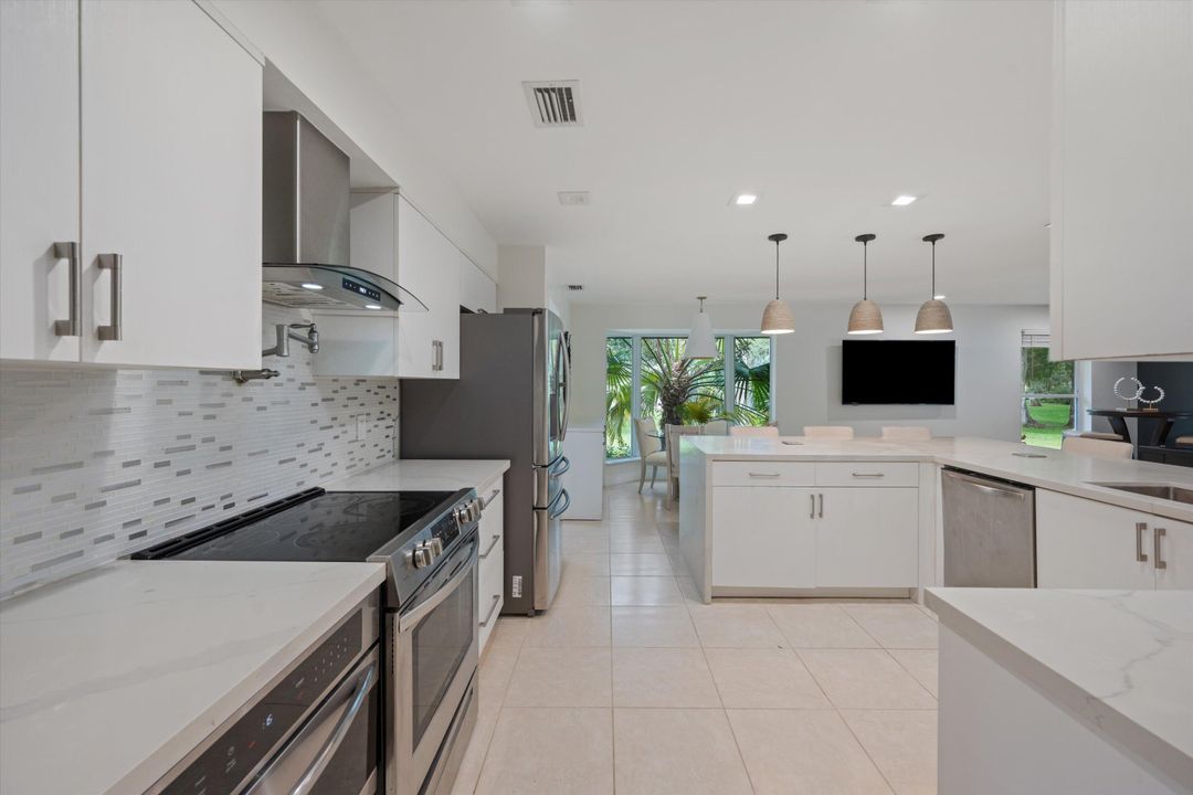 合同活跃: $1,100,000 (4 贝兹, 3 浴室, 2758 平方英尺)