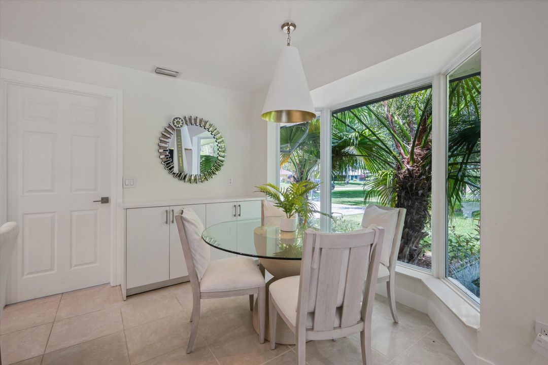 合同活跃: $1,100,000 (4 贝兹, 3 浴室, 2758 平方英尺)