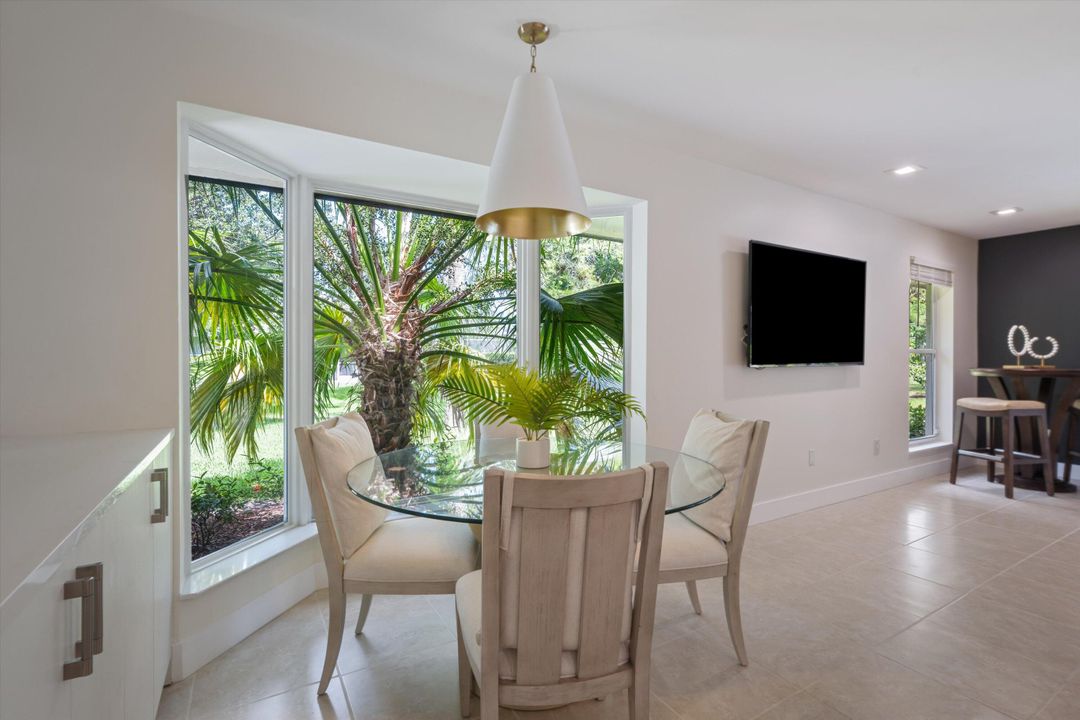 合同活跃: $1,100,000 (4 贝兹, 3 浴室, 2758 平方英尺)