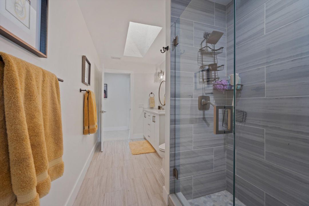 合同活跃: $1,100,000 (4 贝兹, 3 浴室, 2758 平方英尺)