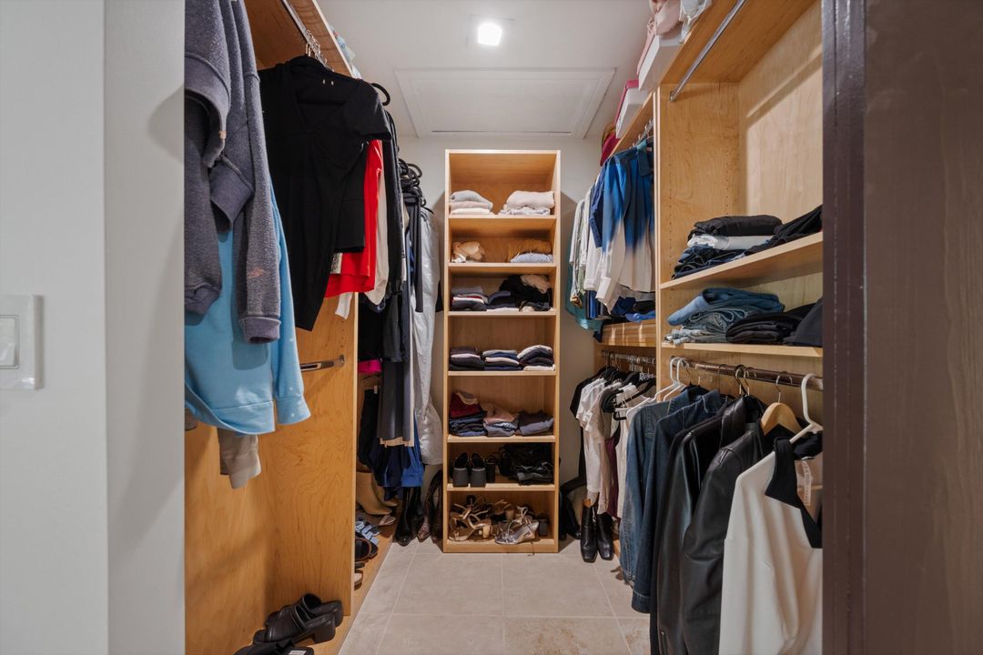 合同活跃: $1,100,000 (4 贝兹, 3 浴室, 2758 平方英尺)