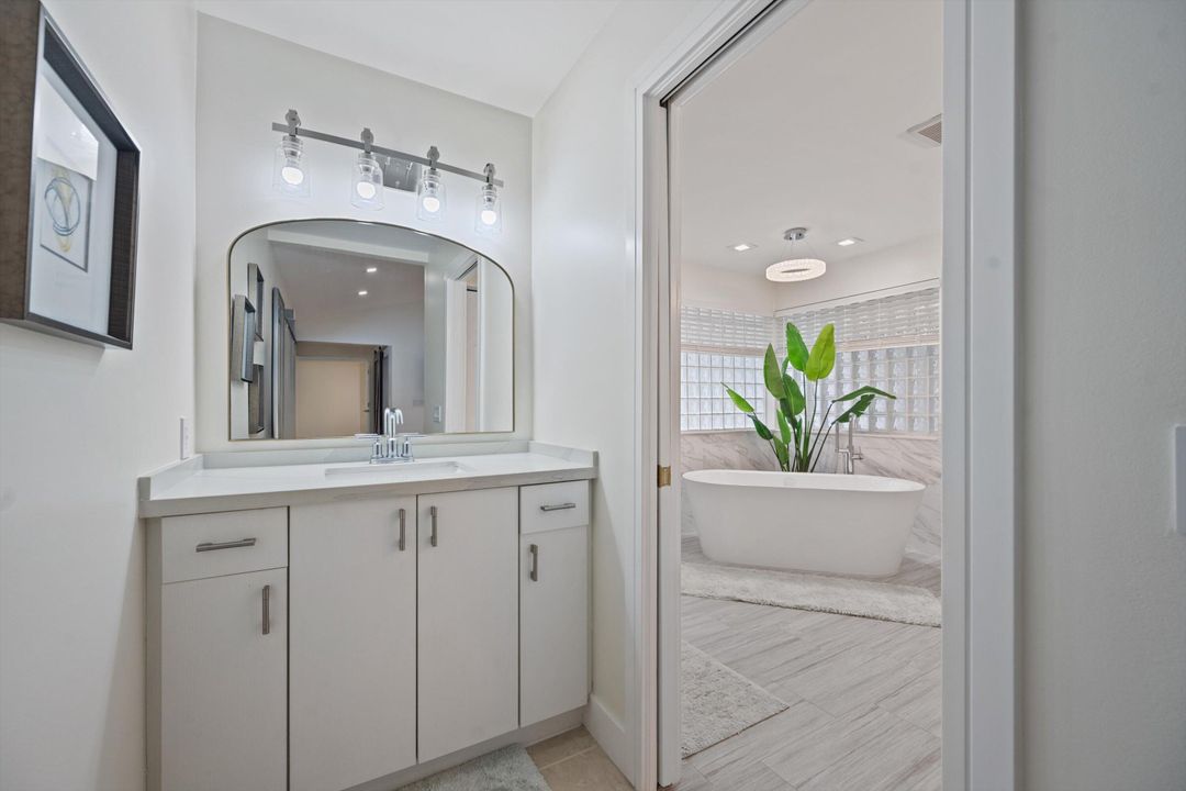 合同活跃: $1,100,000 (4 贝兹, 3 浴室, 2758 平方英尺)