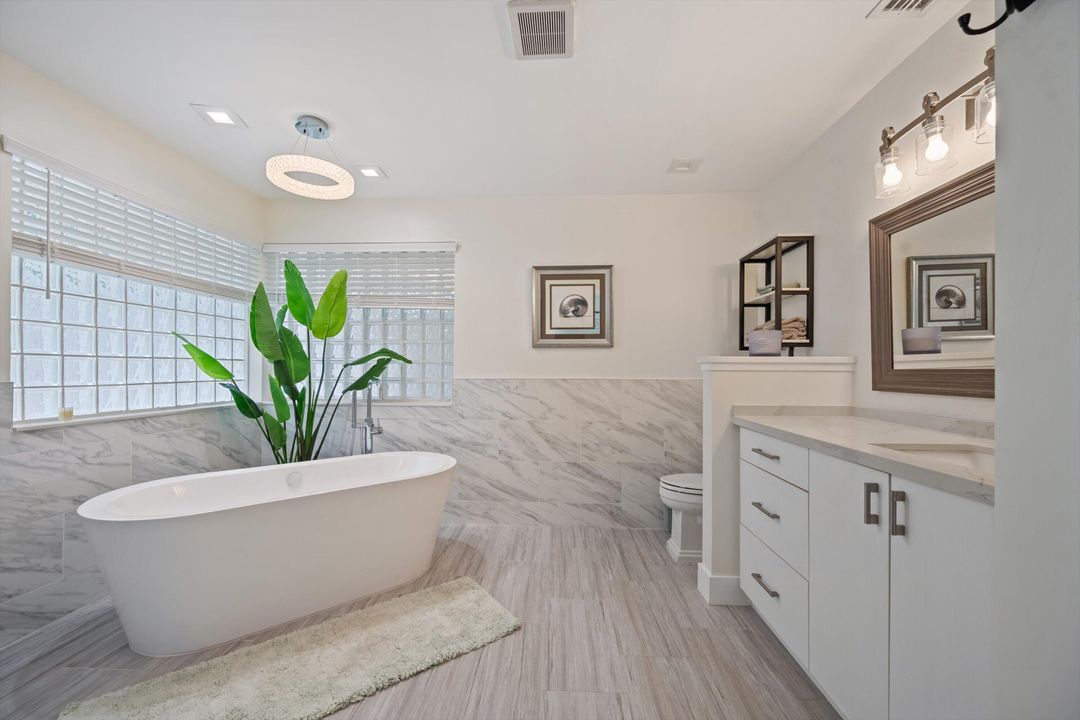 合同活跃: $1,100,000 (4 贝兹, 3 浴室, 2758 平方英尺)