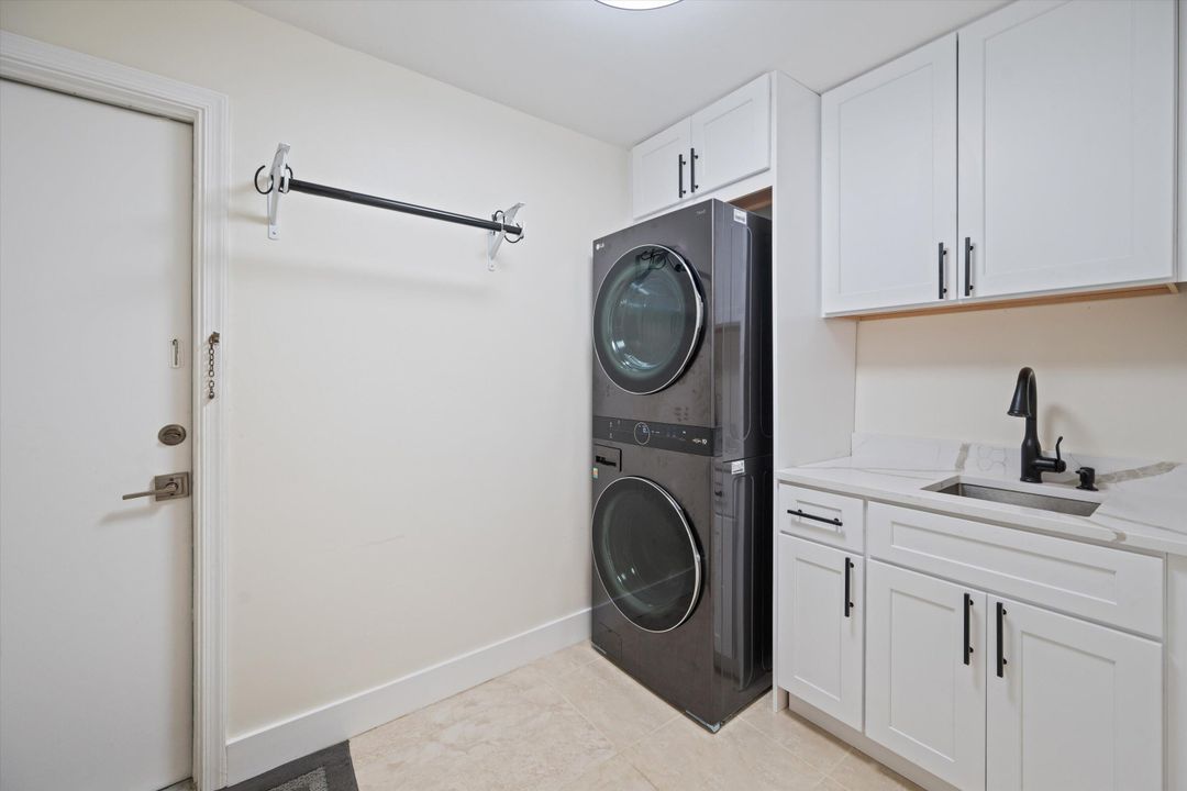 合同活跃: $1,100,000 (4 贝兹, 3 浴室, 2758 平方英尺)