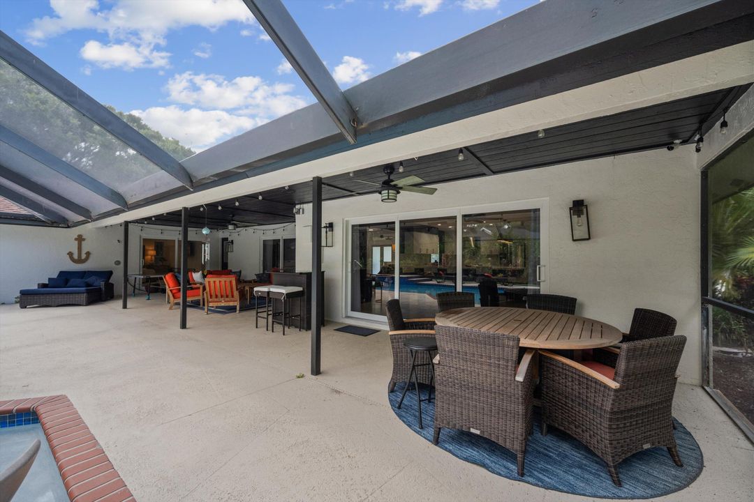 合同活跃: $1,100,000 (4 贝兹, 3 浴室, 2758 平方英尺)