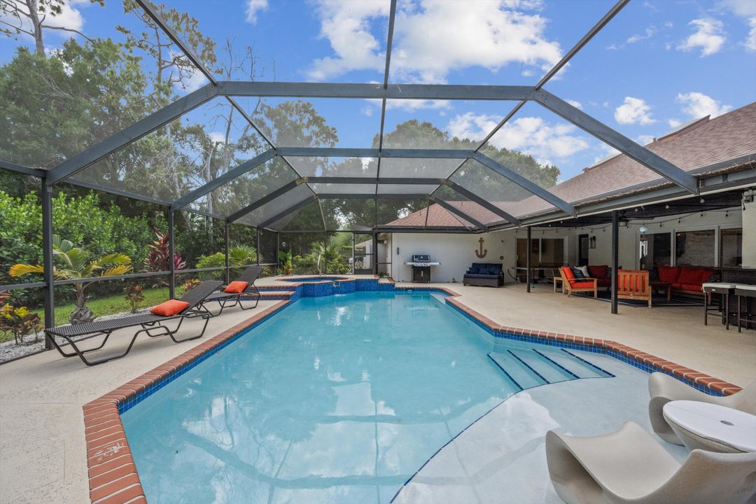 合同活跃: $1,100,000 (4 贝兹, 3 浴室, 2758 平方英尺)