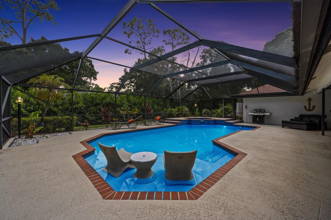 合同活跃: $1,100,000 (4 贝兹, 3 浴室, 2758 平方英尺)