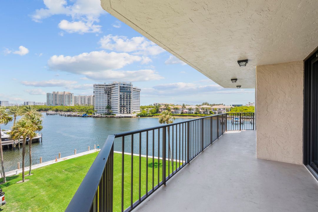 Active With Contract: $1,200,000 (3 beds, 2 baths, 1682 Square Feet)