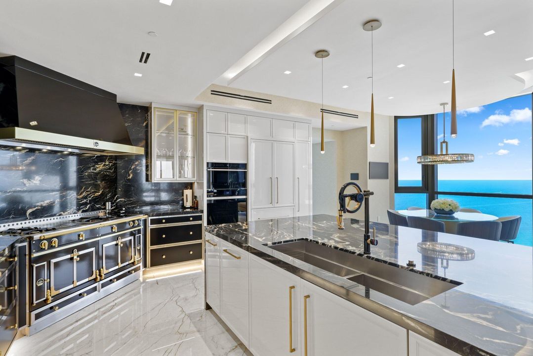 待售: $15,990,000 (4 贝兹, 5 浴室, 10042 平方英尺)