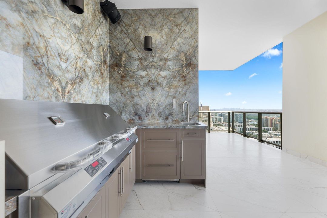 待售: $15,990,000 (4 贝兹, 5 浴室, 10042 平方英尺)