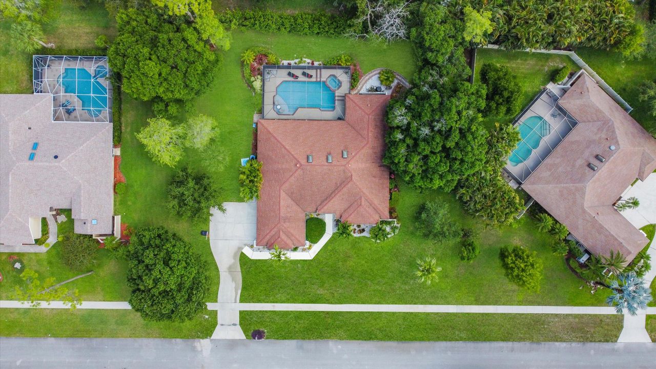 合同活跃: $1,100,000 (4 贝兹, 3 浴室, 2758 平方英尺)