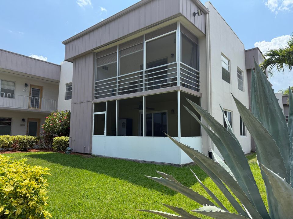 Active With Contract: $109,900 (2 beds, 2 baths, 910 Square Feet)