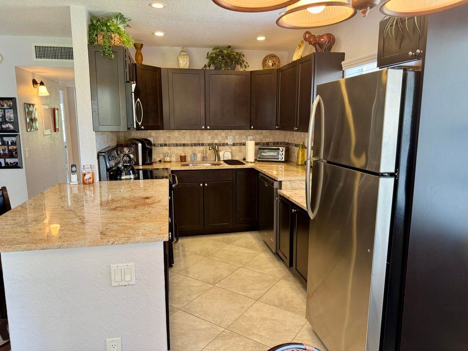 Active With Contract: $109,900 (2 beds, 2 baths, 910 Square Feet)