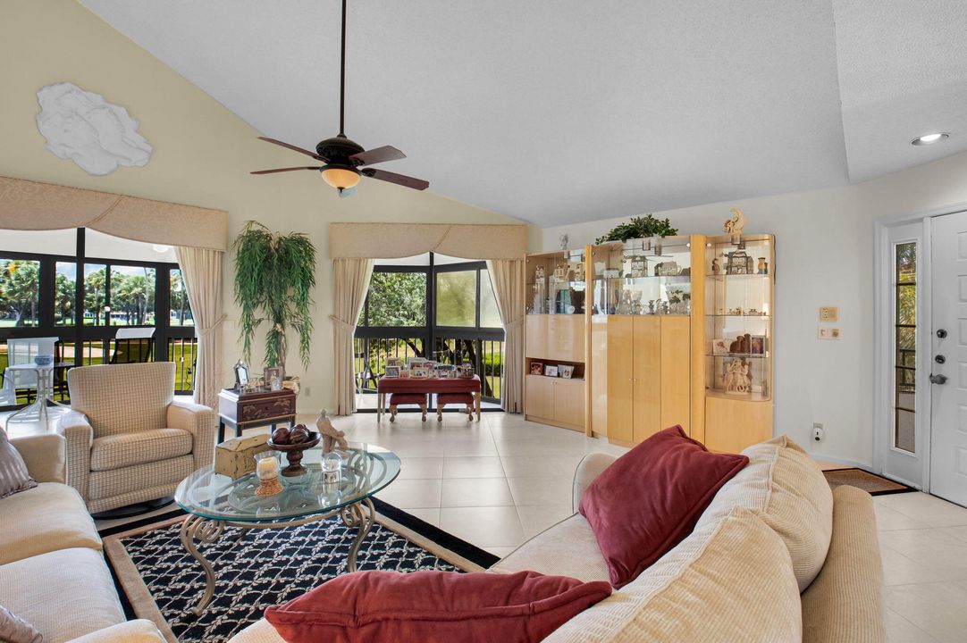 Activo con contrato: $8,000 (3 camas, 3 baños, 2025 Pies cuadrados)