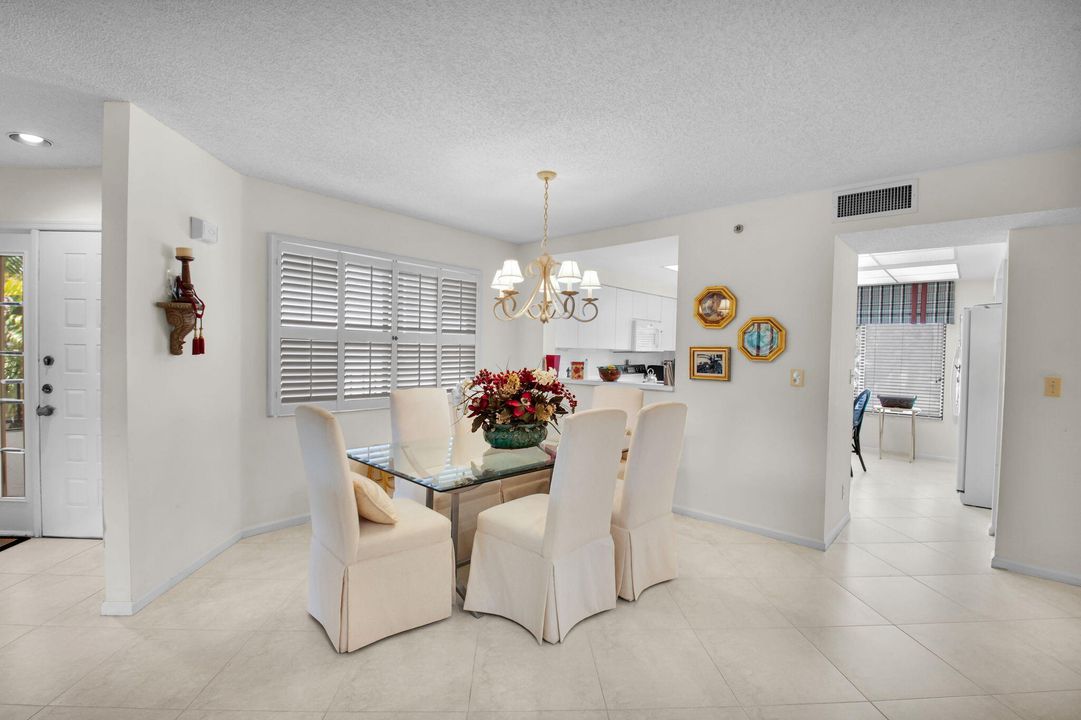 Activo con contrato: $8,000 (3 camas, 3 baños, 2025 Pies cuadrados)