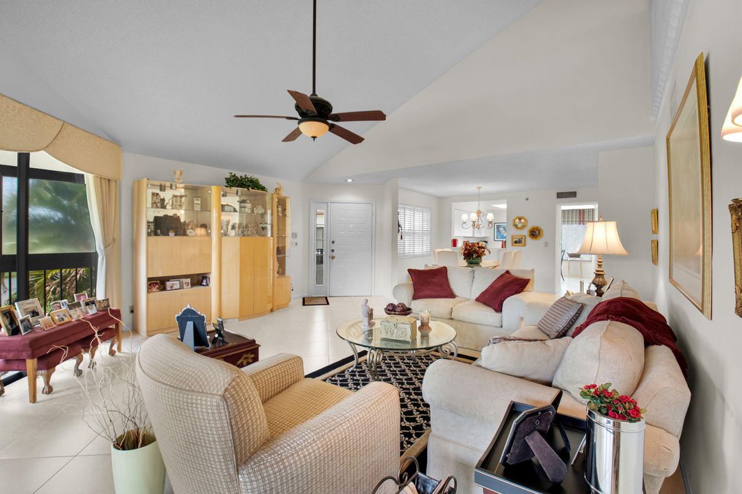 Activo con contrato: $8,000 (3 camas, 3 baños, 2025 Pies cuadrados)